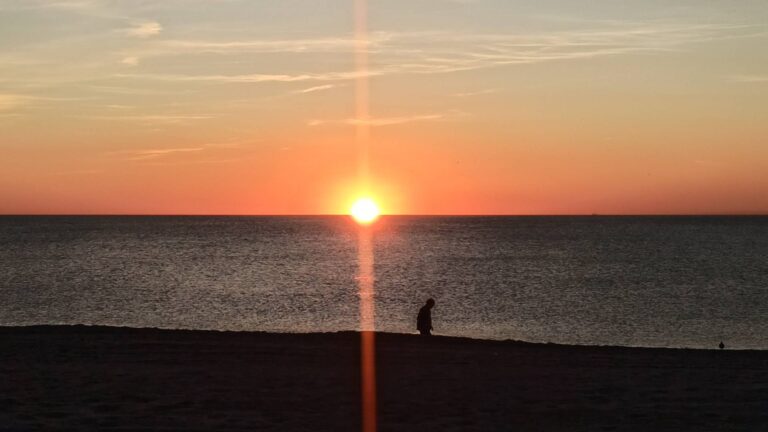 جَبَرُوتُ الْمَالِ وَالسُّلْطَانِ فِي مِيزَانِ الْإِيمَانِ